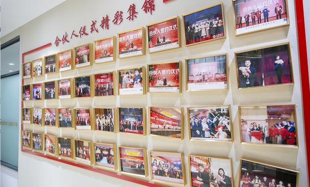 河南拌碗拌餐饮管理 以一碗好拌饭，撬动中式快餐新版图